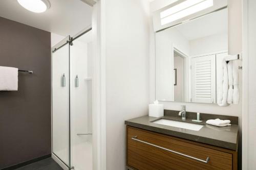Courtyard by Marriott Concord in Concord, USA