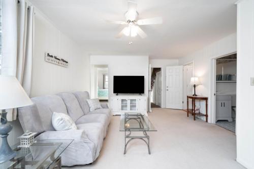 Spacious Family Home Across from Packard Park! - image 4