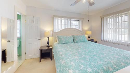 Spacious Family Home Across from Packard Park! - image 10