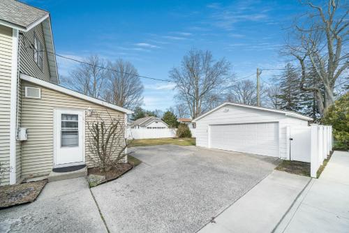 Spacious Family Home Across from Packard Park! - image 6