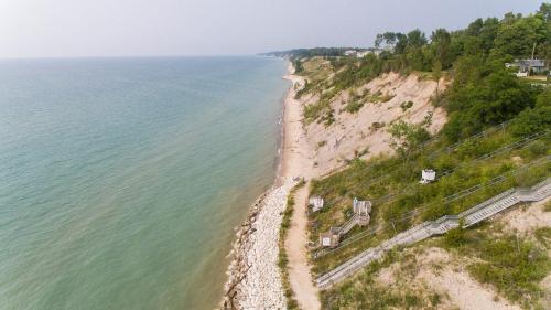 Cottage w/Hot Tub, Fire Pit & Beach Access – khách sạn tại South Haven