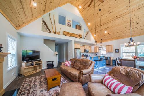Cottage w/Hot Tub Fire Pit & Beach Access - image 11
