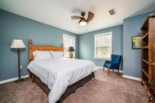 Cottage w/Hot Tub Fire Pit & Beach Access - image 7