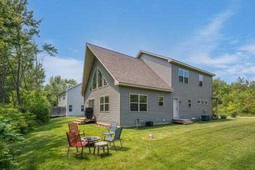 Cottage w/Hot Tub Fire Pit & Beach Access - image 10