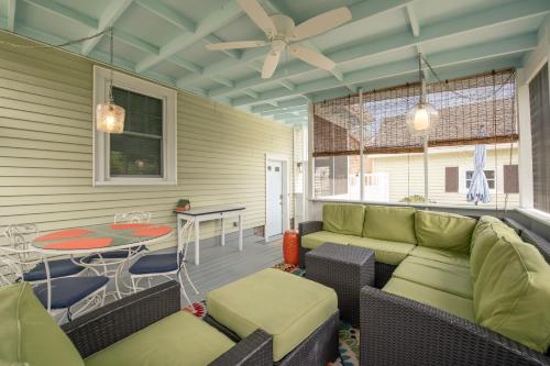 Charming 4 Bedroom Cottage w/Screen Porch - Walk To Beach & Town – khách sạn tại South Haven