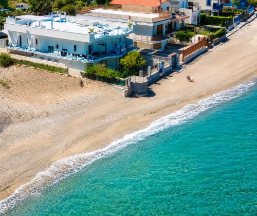 Blue Life, Luxury Rooms Beachfront Rooftop between Palermo and Cefalu'