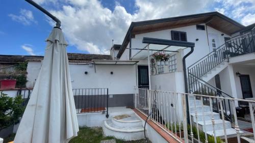 Casa intera piano terra con piccolo giardino in Кваліано