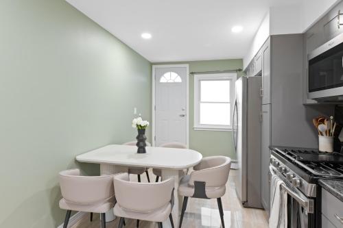 Modern Apt Free Parking 20 min to NYC up to 8 people in Guttenberg (NJ)