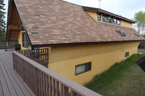 . Large Chalet Taylor Lake Resort BC
