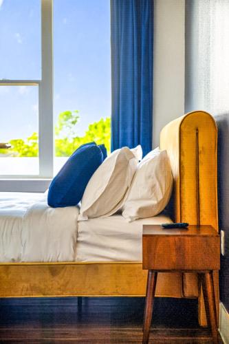 Bed, Lavish Gold Apt with Resort Pool, Laundry, Parking in Love Field vliegveld