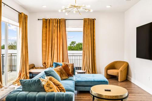Lavish Gold Apt with Resort Pool, Laundry, Parking in Love Field vliegveld