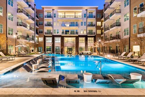 Lavish Gold Apt with Resort Pool, Laundry, Parking in Love Field vliegveld
