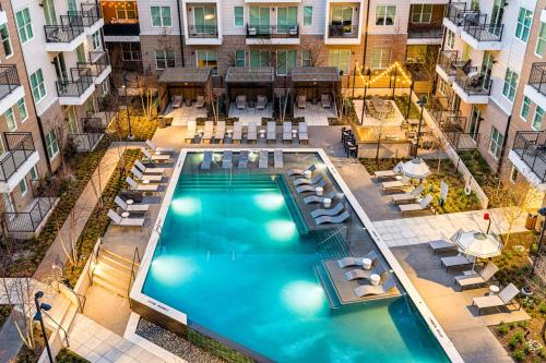 Lavish Gold Apt with Resort Pool, Laundry, Parking in Love Field vliegveld