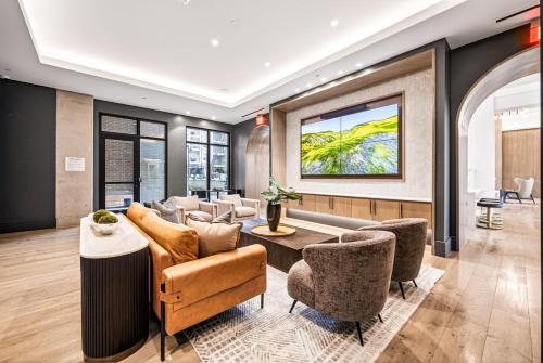 Lavish Gold Apt with Resort Pool, Laundry, Parking in Love Field vliegveld