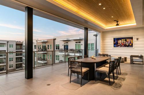 Lavish Gold Apt with Resort Pool, Laundry, Parking in Love Field vliegveld