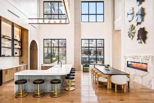 Lavish Gold Apt with Resort Pool, Laundry, Parking in Love Field vliegveld