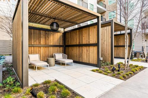 Lavish Gold Apt with Resort Pool, Laundry, Parking in Love Field vliegveld