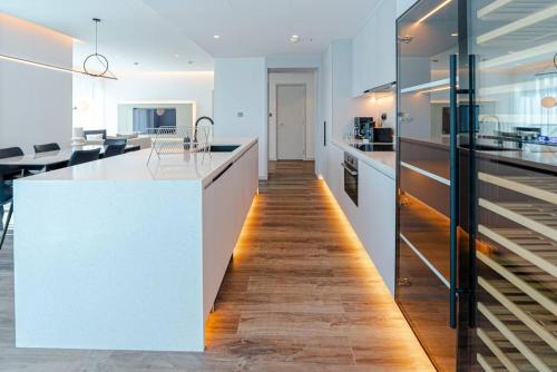Luxury 2 BR in Dubai Marina with Lake View - image 5