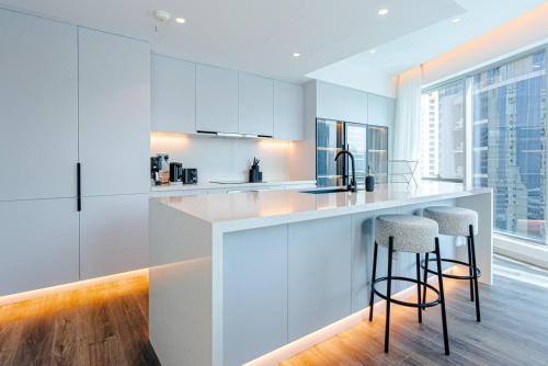 Luxury 2 BR in Dubai Marina with Lake View - image 13