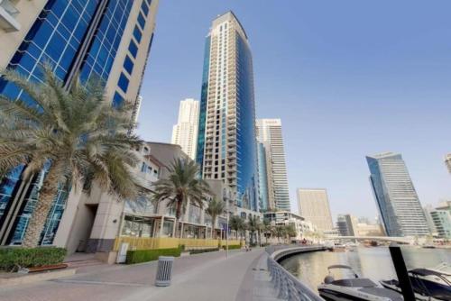 Luxury 2 BR in Dubai Marina with Lake View - image 3