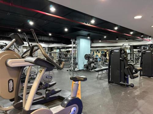 1 BR in Palm Jumeirah with Resort Pool and Beach Access - image 11