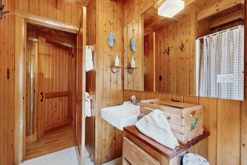 Charloon Cabin - image 35
