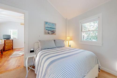 ​Lake Time Cottage - image 16