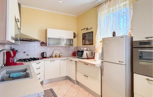 virtuve, Beautiful Home In Porec in Veleniki