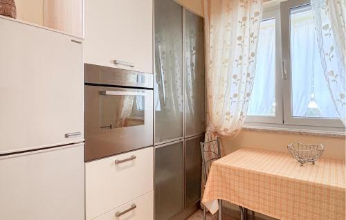 virtuve, Beautiful Home In Porec in Veleniki