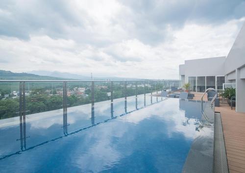 Bigland Hotel & Convention Sentul Olympic Renotel Sentul is a popular choice amongst travelers in Bogor, whether exploring or just passing through. The property features a wide range of facilities to make your stay a pleasant experien