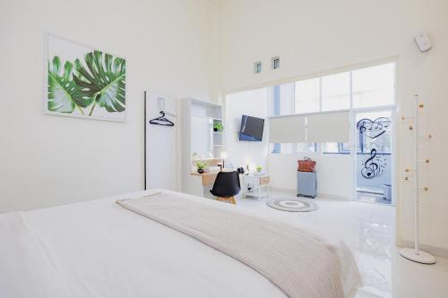Urbanview Darmo Residence Bandung Room Type - Deluxe Suite