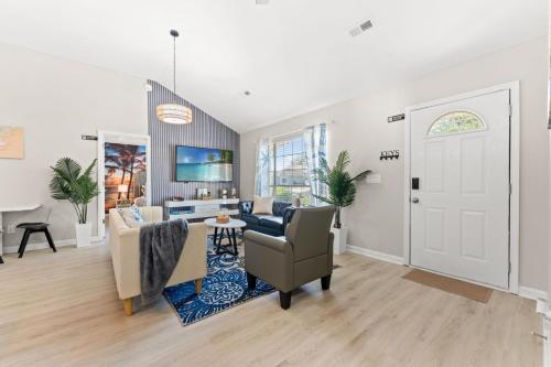4 Bed Coastal Home w Game Room Firepit Sleeps 10 – khách sạn tại Forestbrook