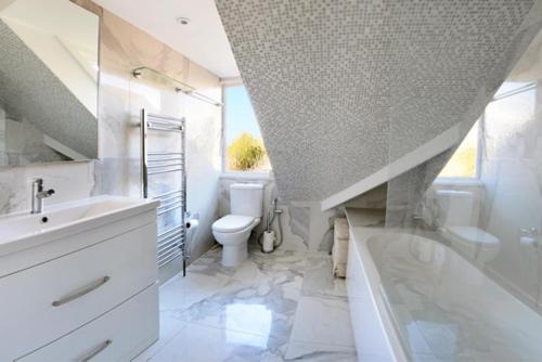 Charming loft sleeps up to 9 with spa option in Bournemouth