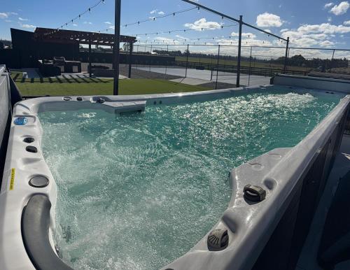 Swimmingpool, Darfield Retreat in Darfield