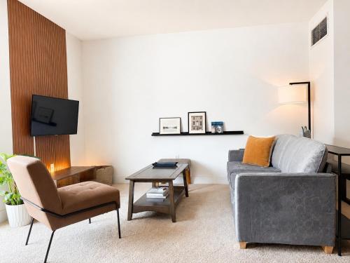 Third Ward Apt Near Summerfest With Gym And Balcony - Sleeps 4 - Milwaukee, WI