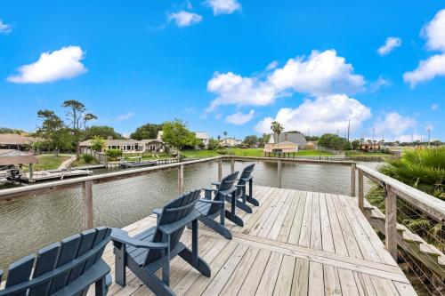 Beauty on the Water! Lake House near the beaches! in Galveston, USA