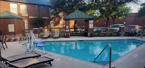 Swimming pool, Clarion Pointe Addison - Dallas North in Galleria