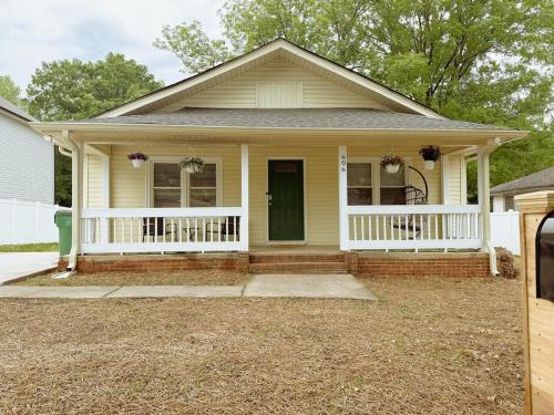 Charlotte Bungalow Retreat Porch Swing at 606 CLT – khách sạn tại Westchester