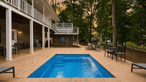 Porch Paradise by AvantStay New Pool Firepit in Mooresville, USA