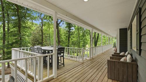 Porch Paradise by AvantStay New Pool Firepit in Mooresville, USA