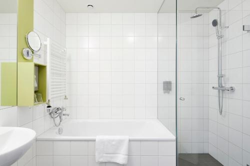 Standard Double Room image 3