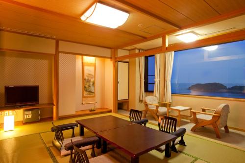 room detail thumbnail 2