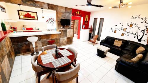 CASA LILI 2: Luxurious/Amplio/Hot Water/Economic/Wifi/TV in Valladolid, Mexico