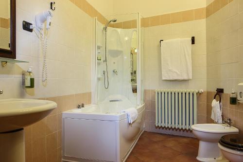 Bathroom, Grand Hotel Capodimonte in Capodimonte