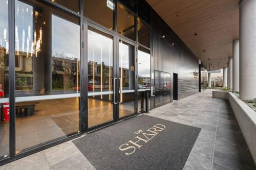 Stylish 1-Bedroom Gem a 6-Minute Walk to Westfield with Parking in 坎培拉