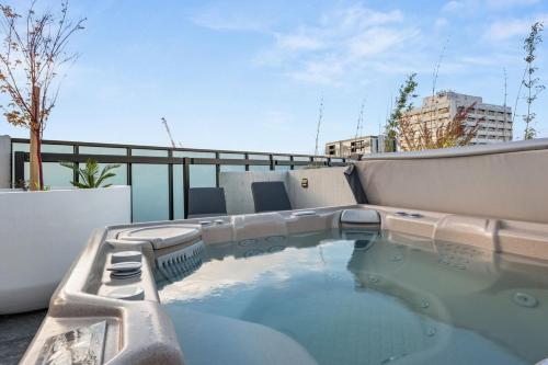 泳池, Stylish 1-Bedroom Gem a 6-Minute Walk to Westfield with Parking in 坎培拉