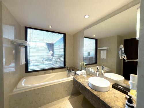 room detail thumbnail 2
