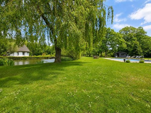 Chaumière entre rivière & champs, piscine privée - Location, gîte - Verneuil-d'Avre-et-d'Iton