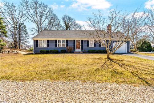Charming Coastal Cottage with Spacious Patio in Yarmouth Port, Massachusetts in Yarmouth Port (MA)