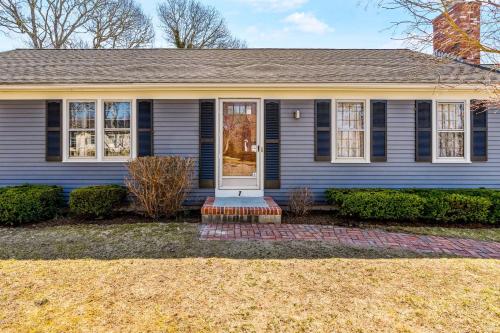 Charming Coastal Cottage with Spacious Patio in Yarmouth Port, Massachusetts in Yarmouth Port (MA)